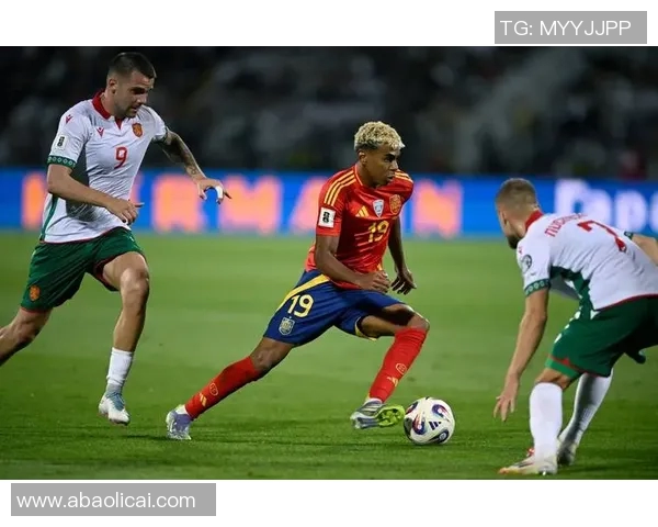 全球最强足球明星排名揭晓谁将登顶足球之巅的荣耀之路